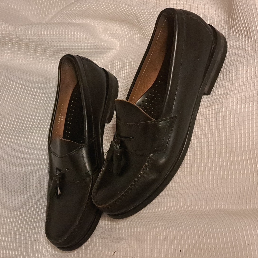 Florsheim size 9d Men's leather dress shoes missing a tassle